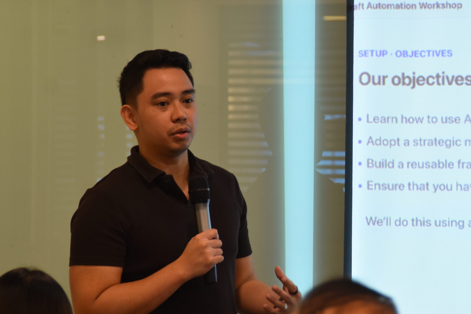 The trainer speaking with a microphone during the session